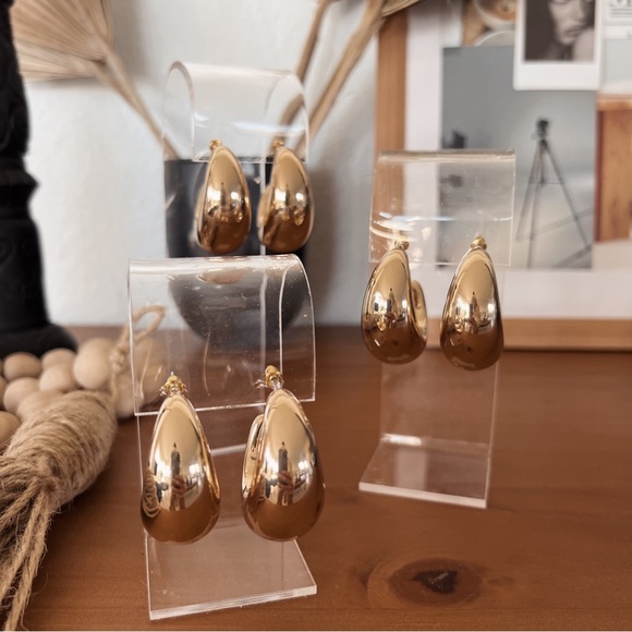 LAST PAIR!! CHUNKY GOLD HOOP EARRINGS - Picture 5 of 5